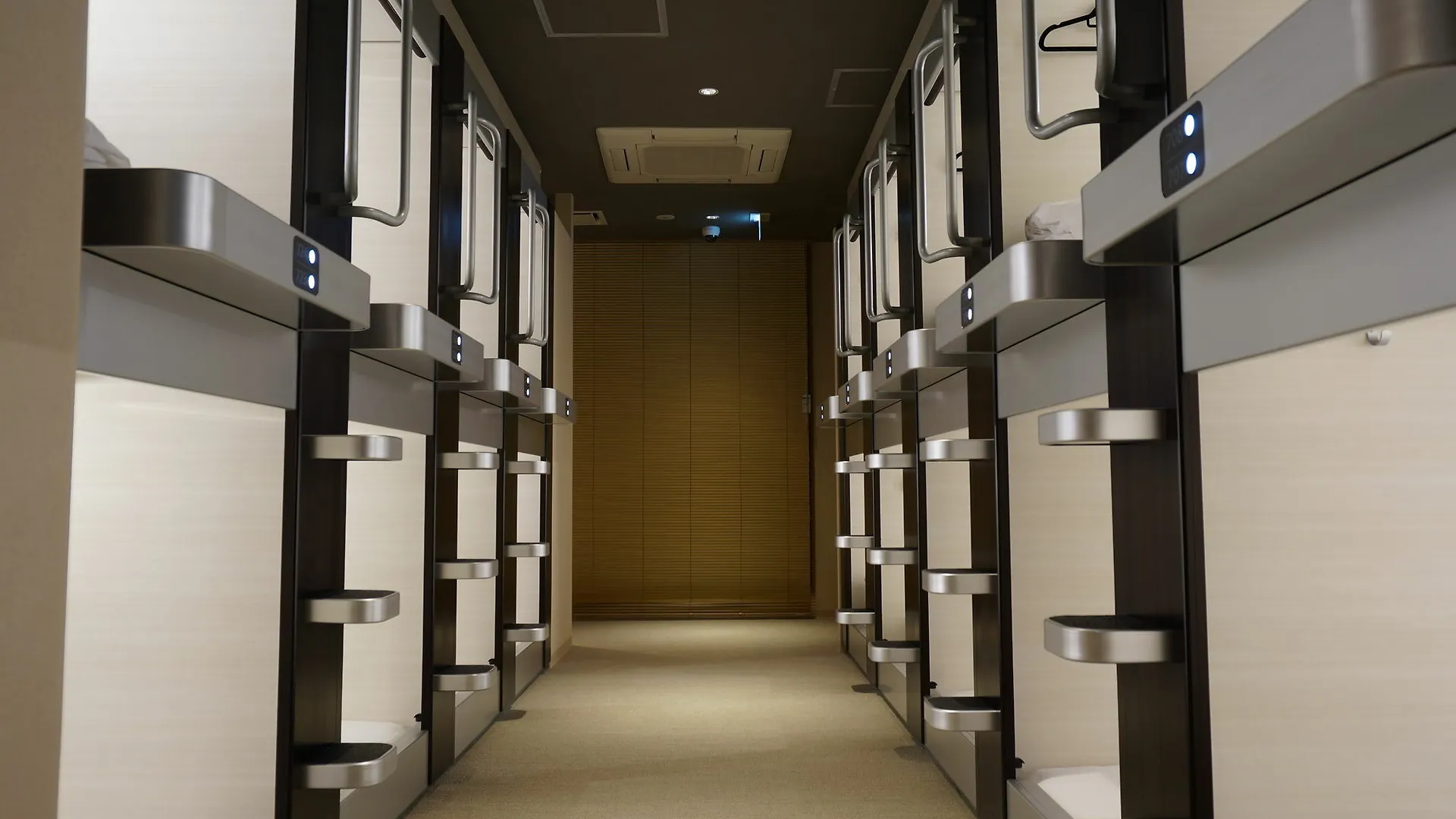 Capsule hotel Tokyo Ekimae Bay Hotel Japan