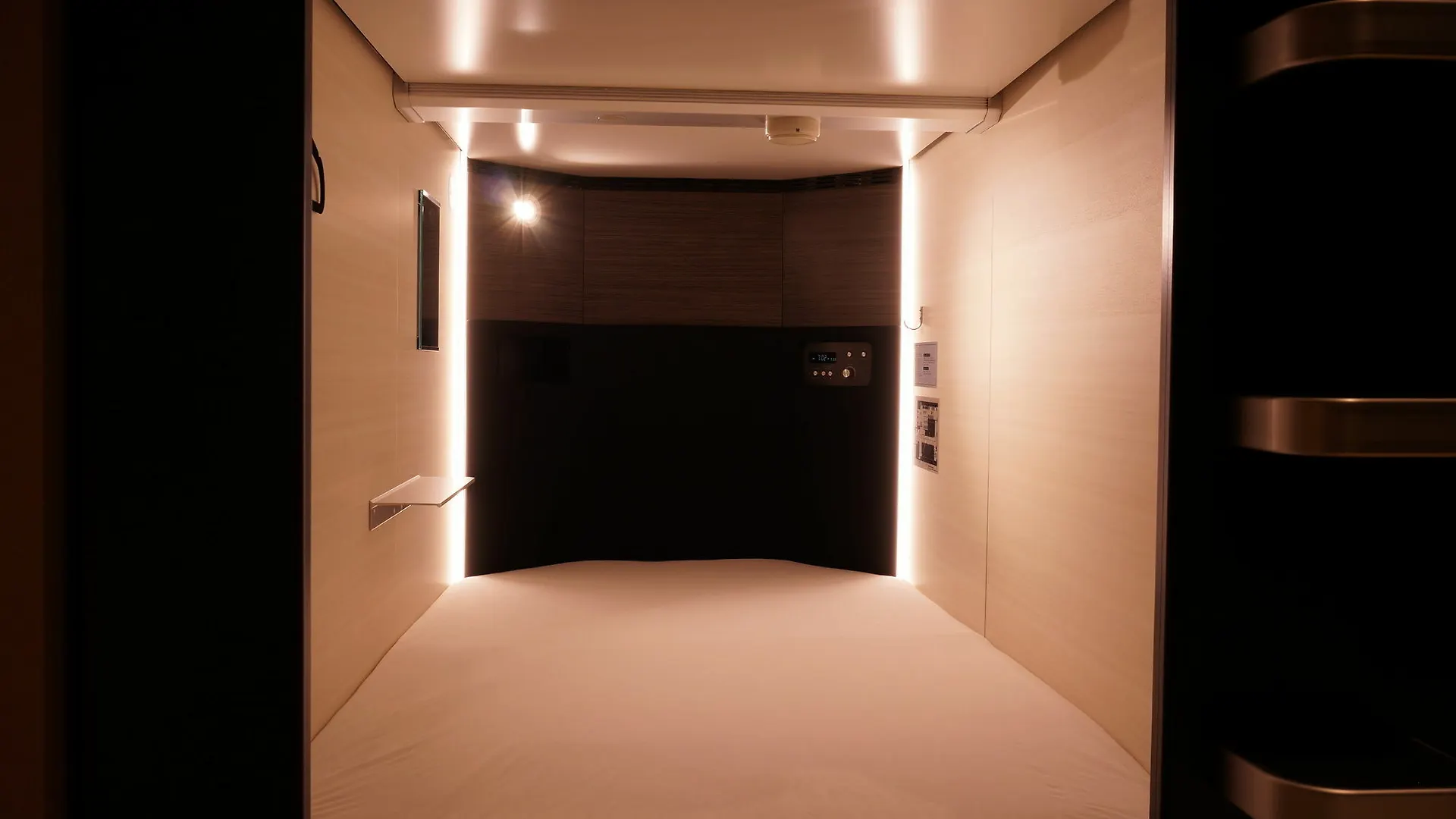 Capsule hotel Tokyo Ekimae Bay Hotel